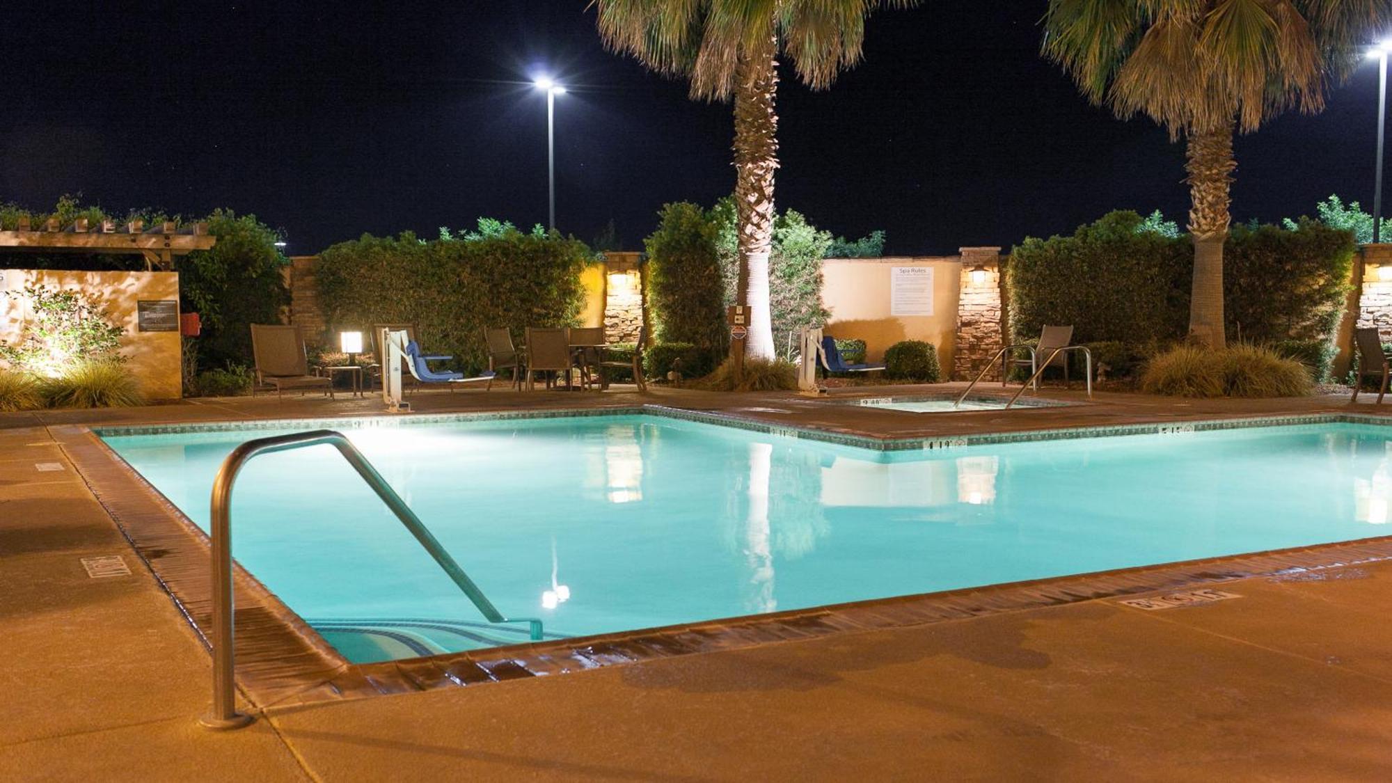 Holiday Inn Express Turlock By Ihg Kültér fotó