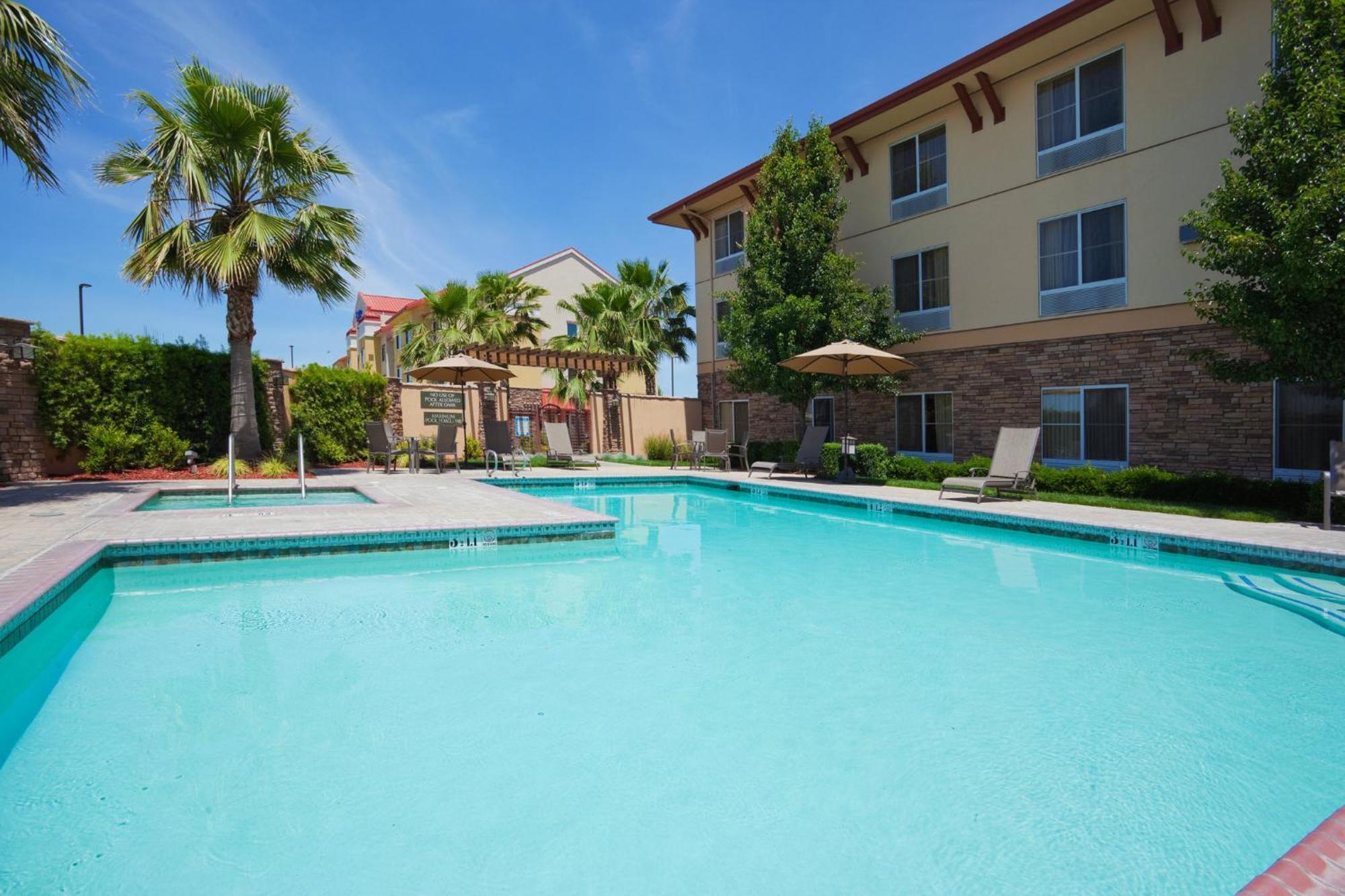 Holiday Inn Express Turlock By Ihg Kültér fotó